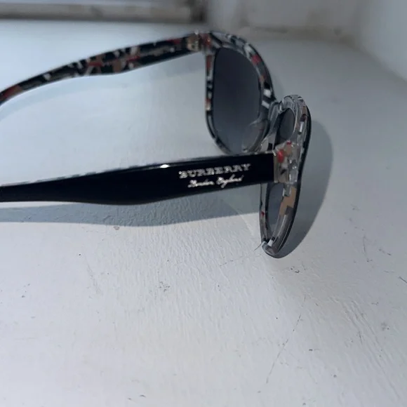 Burberry Sunglasses 🕶️ - Picture 3 of 3